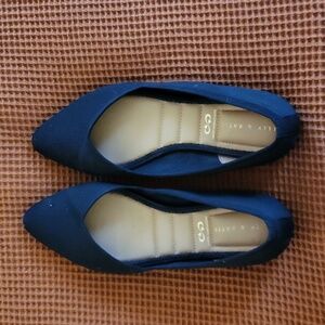 Kelly and Katie, size 8 flats